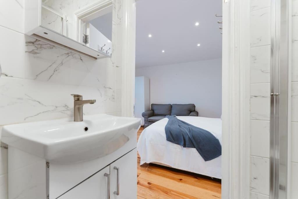 Your Lovely Studio Flat- West3 London Exterior foto